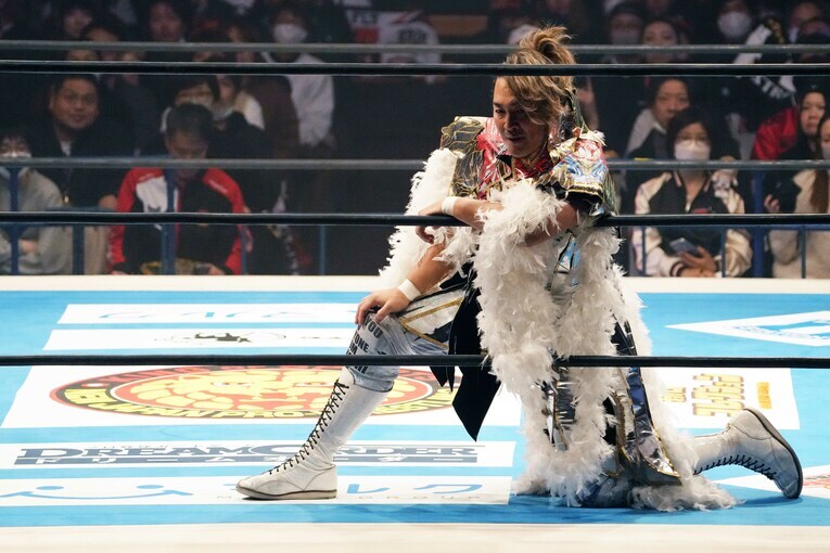 いつものルーティンを見せる棚橋弘至　©Masashi Hara