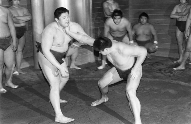 1988年2月、若貴兄弟の稽古の様子。「花の六三組」にとっても両者は別格の存在だった　©JIJI PRESS