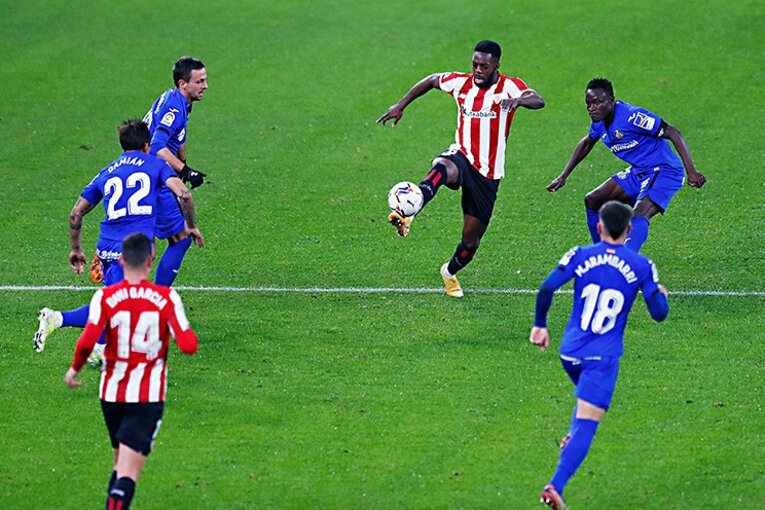 前線でタメを作るビルバオのウィリアムス©Daisuke Nakashima