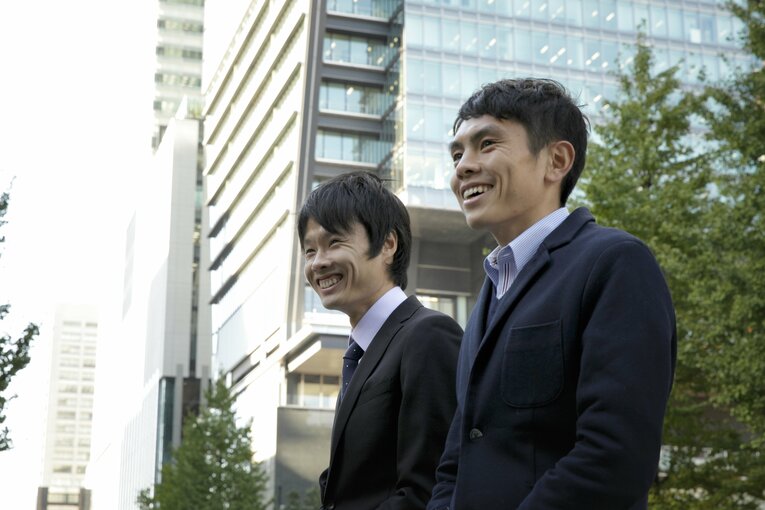大手町で写真撮影した柏原（左）と今井　©︎Atsushi Hashimoto