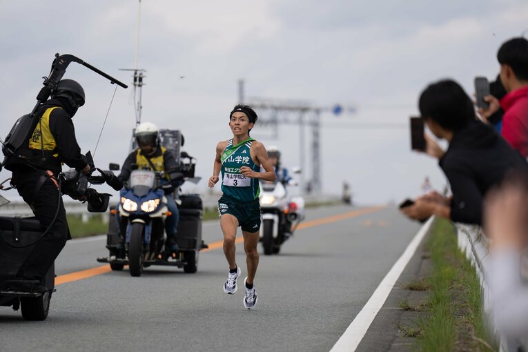 7区区間新の圧倒的な走りを見せた青学大のエース、黒田朝日　©Shiro Miyake