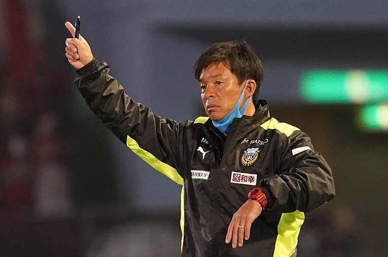 ピッチサイドから指示を出す鬼木監督。監督として4度目の優勝はJ1歴代最多となる ／ photograph by Getty Images