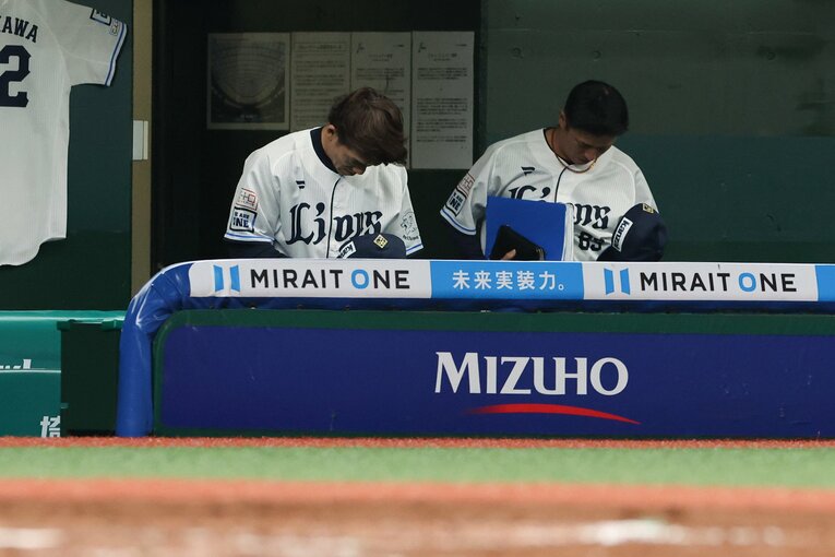 21日のロッテ戦後、松井監督と一緒にグラウンドに一礼を行う平石ヘッド　©JIJI PRESS