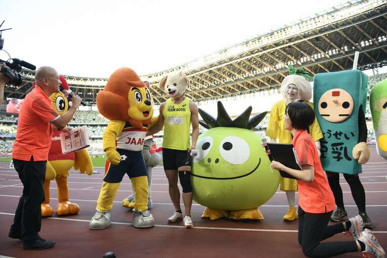 健闘を称えるアスリオンとマッスル根岸　©Hirofumi Kamaya