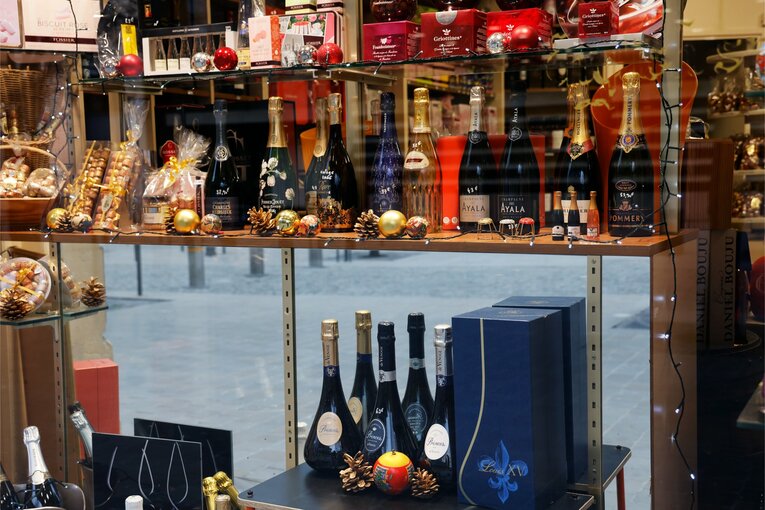 ランスの街ではワイン屋さんのディスプレーにもシャンパンが多く並ぶ　©Daisuke Nakashima