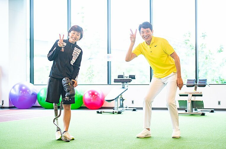 松岡修造さんの興味はインタビュー終盤になっても尽きることなく、秦選手の流暢な喋りに感心しながら彼女のラン用の義足を手にしたまま聞き入った ／ photograph by Nanae Suzuki