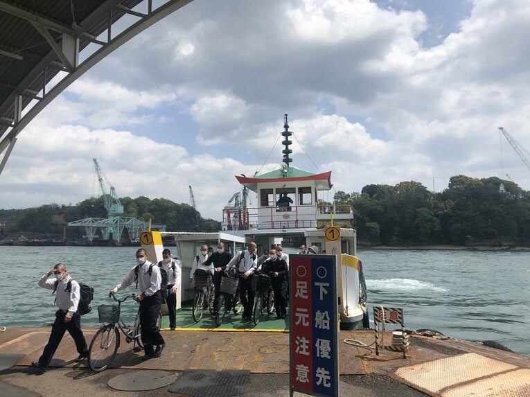本州と向島を結ぶフェリーで登下校する学生たち。ラグビー部のメンバーは島内で寮生活を送っている　©︎Yu Takagi