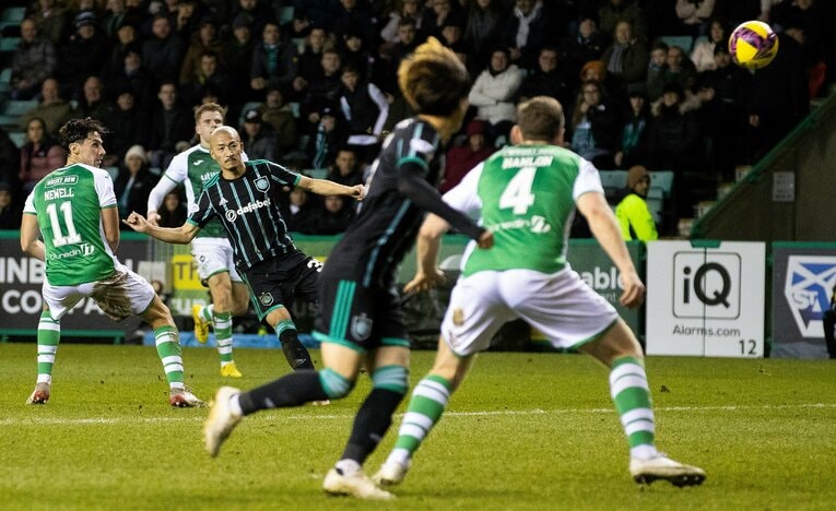12月28日、第19節ハイバーニアン戦で見事なミドルシュートを決めた前田大然　©︎Getty Images
