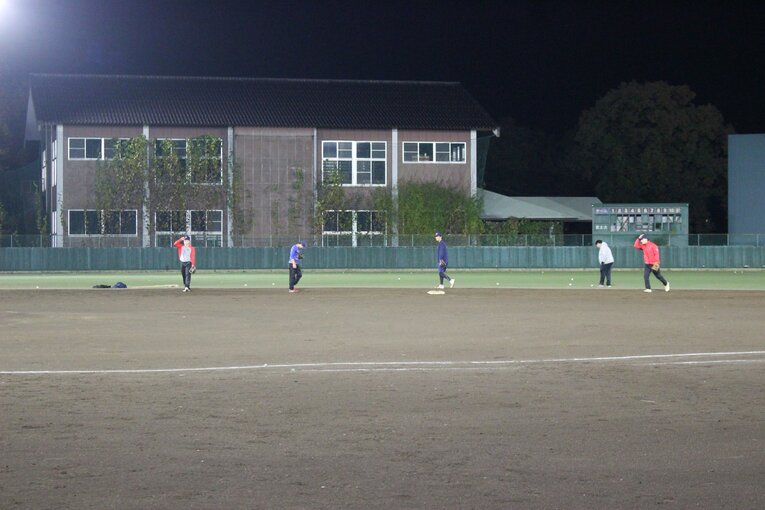 しっかりとしたナイター設備の中で練習する部員たち　©NumberWeb