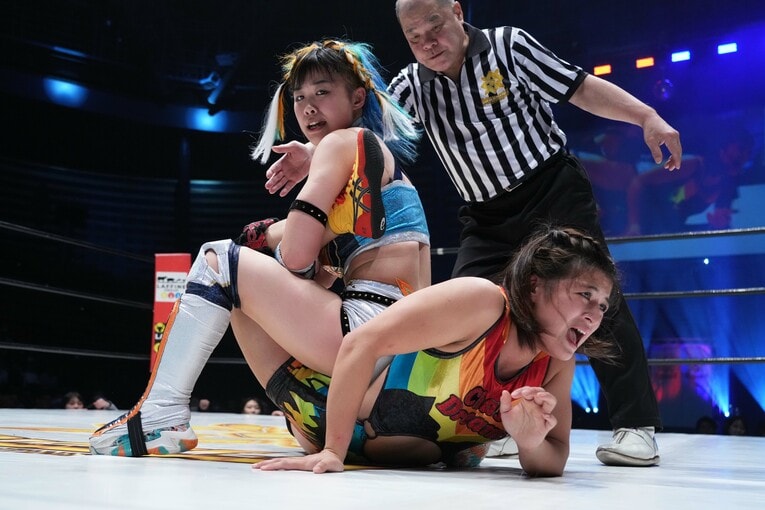 MIRAIの逆エビ固めに耐える山岡聖怜　©Essei Hara