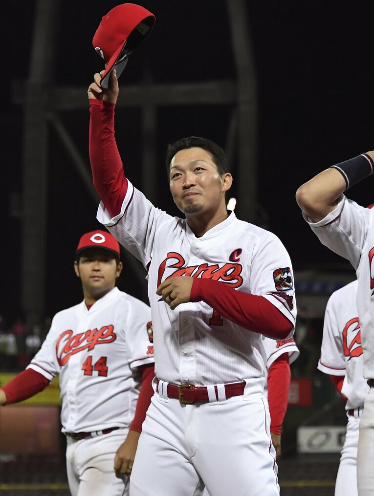 昨季最終戦にてファンの声援に応える鈴木誠也　©KYODO