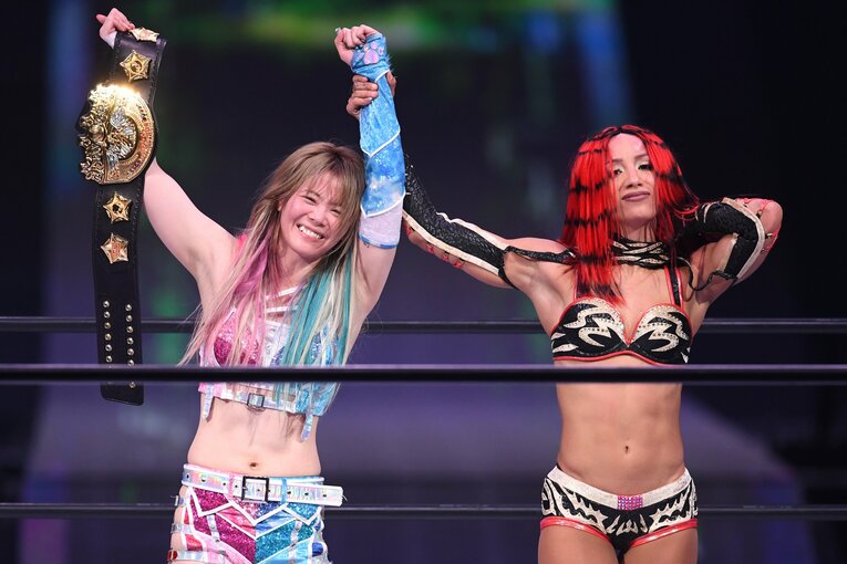 IWGP女子王座となった岩谷麻優を称える前王者メルセデス・モネ。4月23日、横浜アリーナ