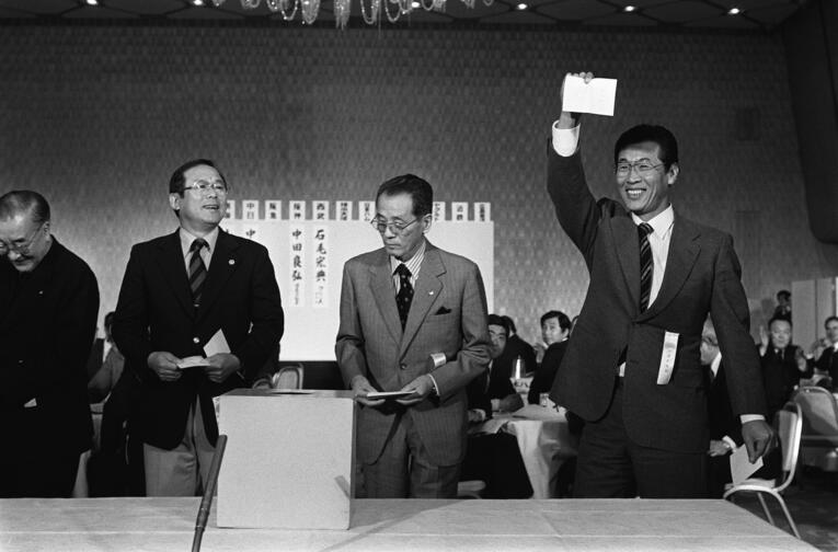 4球団競合となった1位指名で原辰徳を引き当てた巨人　©JIJI PRESS