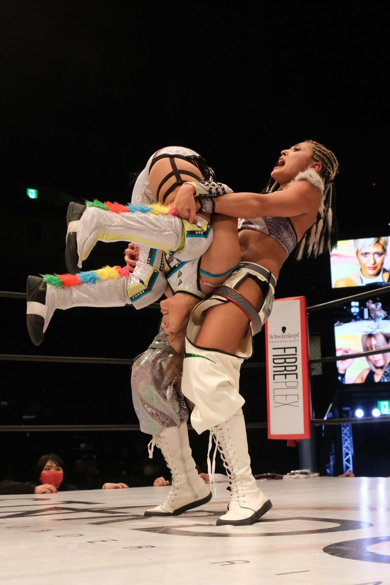 スターダム退団マッチで小波が“亡き戦友”木村花の技に込めた意味とは？ 対戦したジュリアは試合中に涙…「まだまだNEVER ENDです」(25)