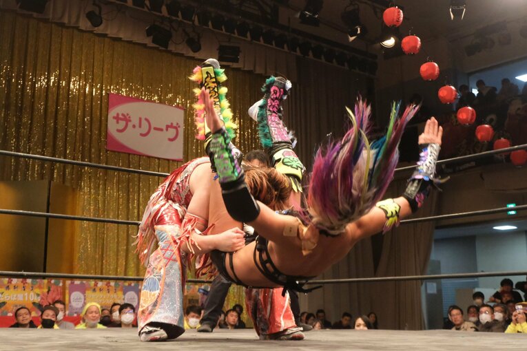 「スターダムをクビになって…」人気女子プロレスラーが初告白　ウナギ・サヤカ“超満員の自主興行”に密着して感じた「不思議な風格」(77)