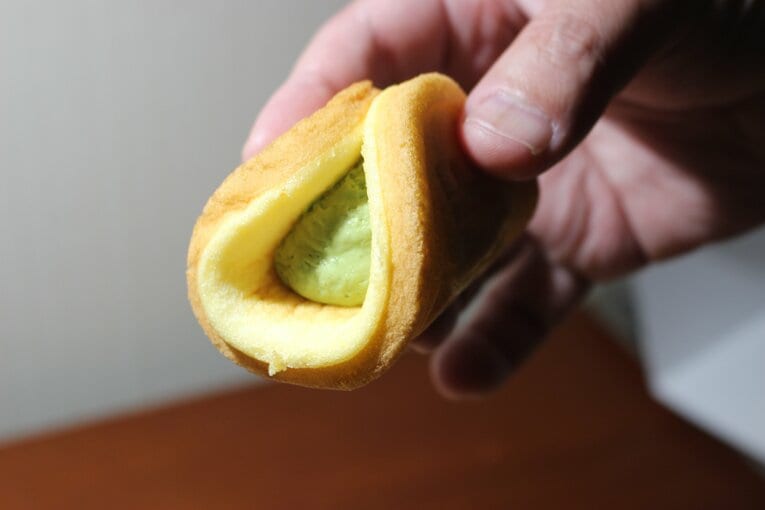 ふわふわのワッフルに抹茶クリームがサンドされている　©Number Web