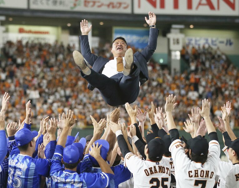 引退の挨拶のあと、巨人とDeNAの両チームから胴上げされた　©KYODO