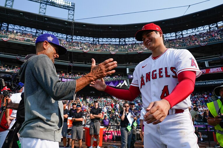 2021年、ディノ・エベルコーチとオールスターで再会を喜ぶ大谷翔平（ともにエンゼルスからドジャースへ移籍）　©Getty Images