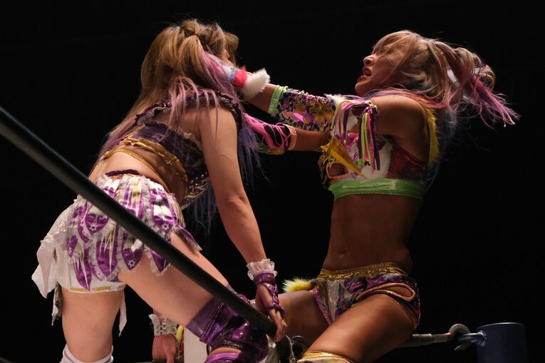 コーナーでの打ち合いから、ウナギが頭を思いっきり振りかぶる