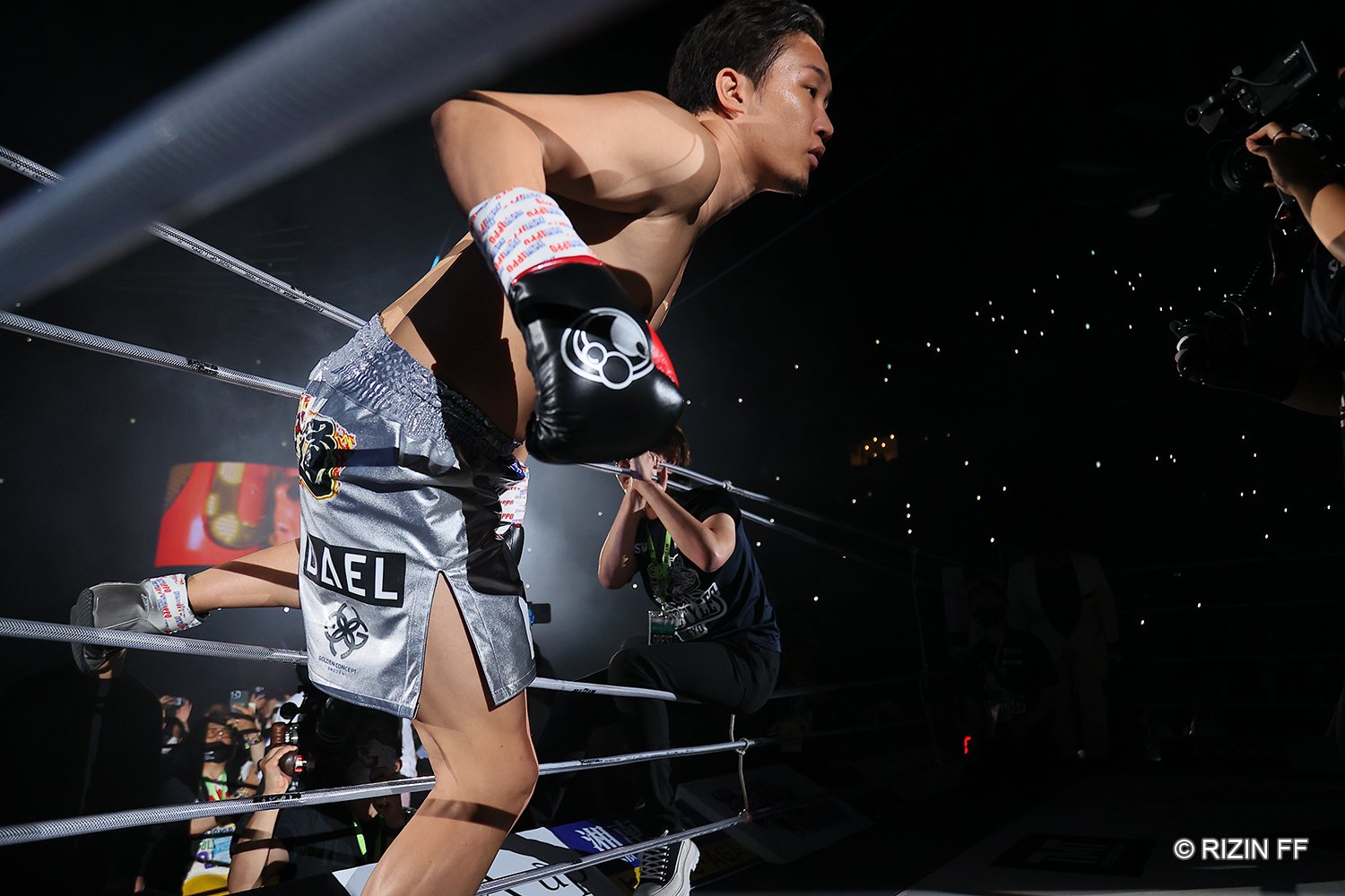 お前タフだな 気に入ったよ 朝倉未来の覚悟に メイウェザーが感じた 誇らしさ Ko決着直後 リングで2人が交わした言葉 Number Web ｄメニューニュース Nttドコモ