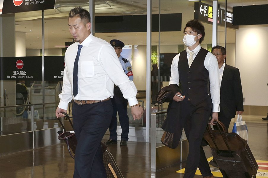 サヨナラ負けの33分後、甲子園から北海道へ。日本ハム裏方の仕事ぶり。<Number Web> photograph by Kyodo News