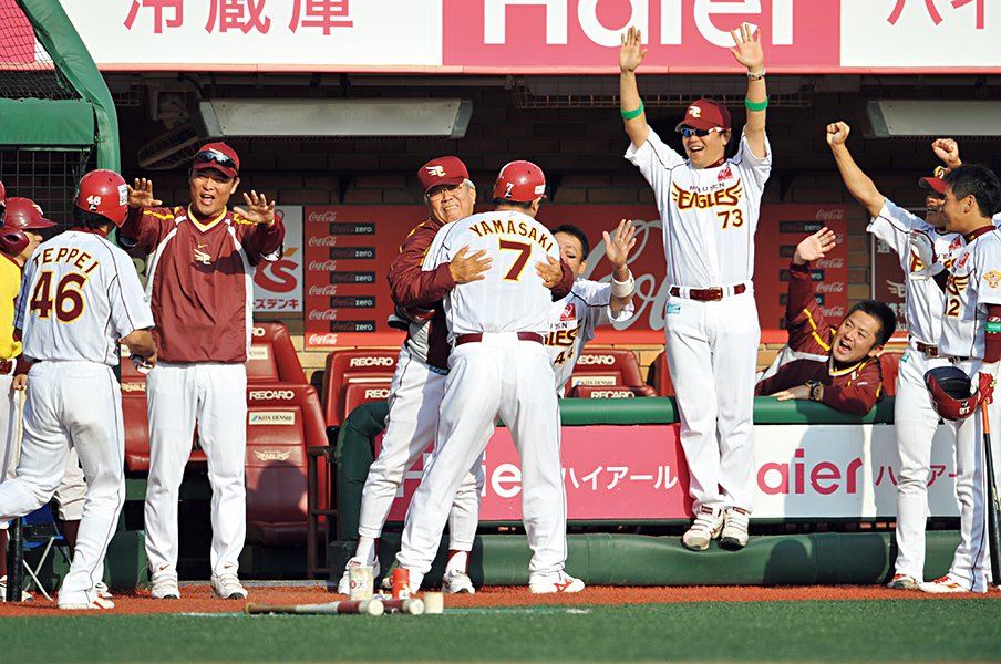 <最後の教え子たちの記憶>山崎武司&鉄平が語る楽天改革「オヤジを胴上げしたかった」<Number Web> photograph by Hideki Sugiyama