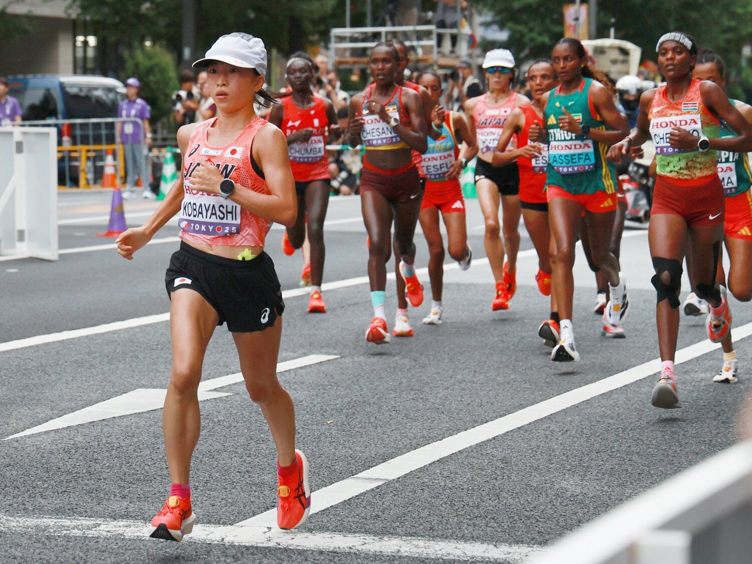 序盤、先頭に出てレースを引っ張る小林　©JIJI PRESS