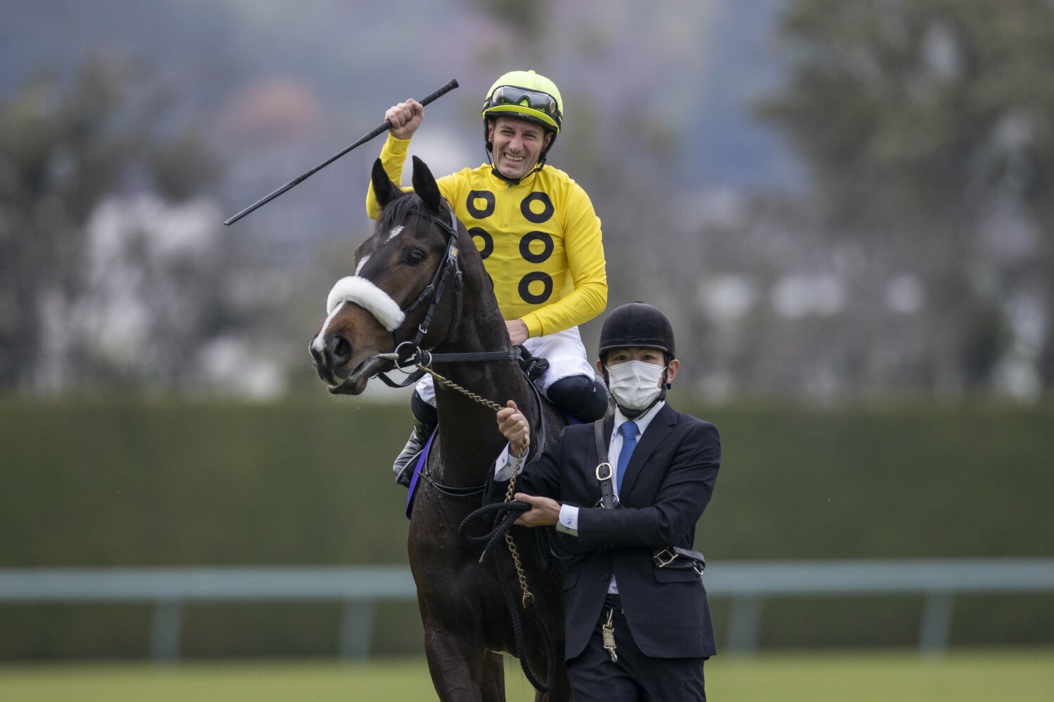 レース後に笑顔を見せたM.デムーロ