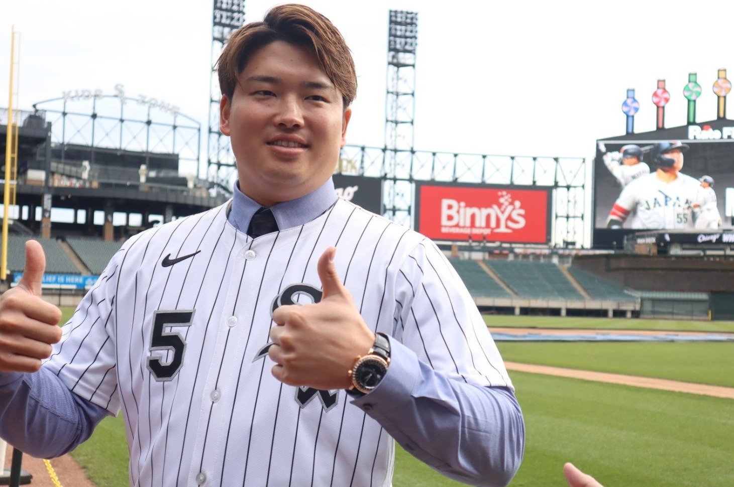 本拠地に立つ村上　©Yuki Yamada