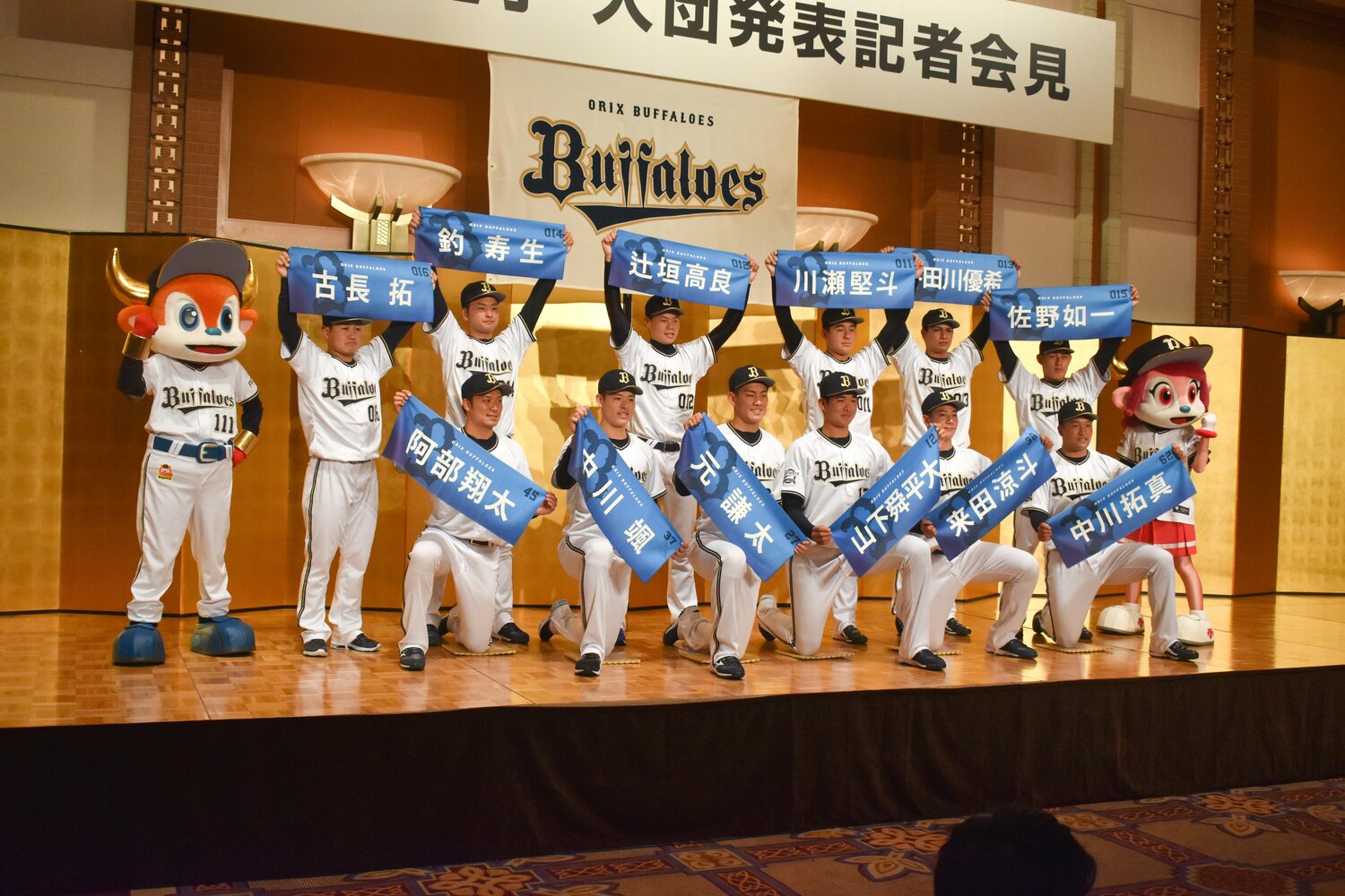 2020年ドラフトでオリックスに6位指名を受けた阿部翔太(前列左)。高卒選手とは10歳も離れていたが、すぐにチームに馴染んだ ©JIJI PRESS