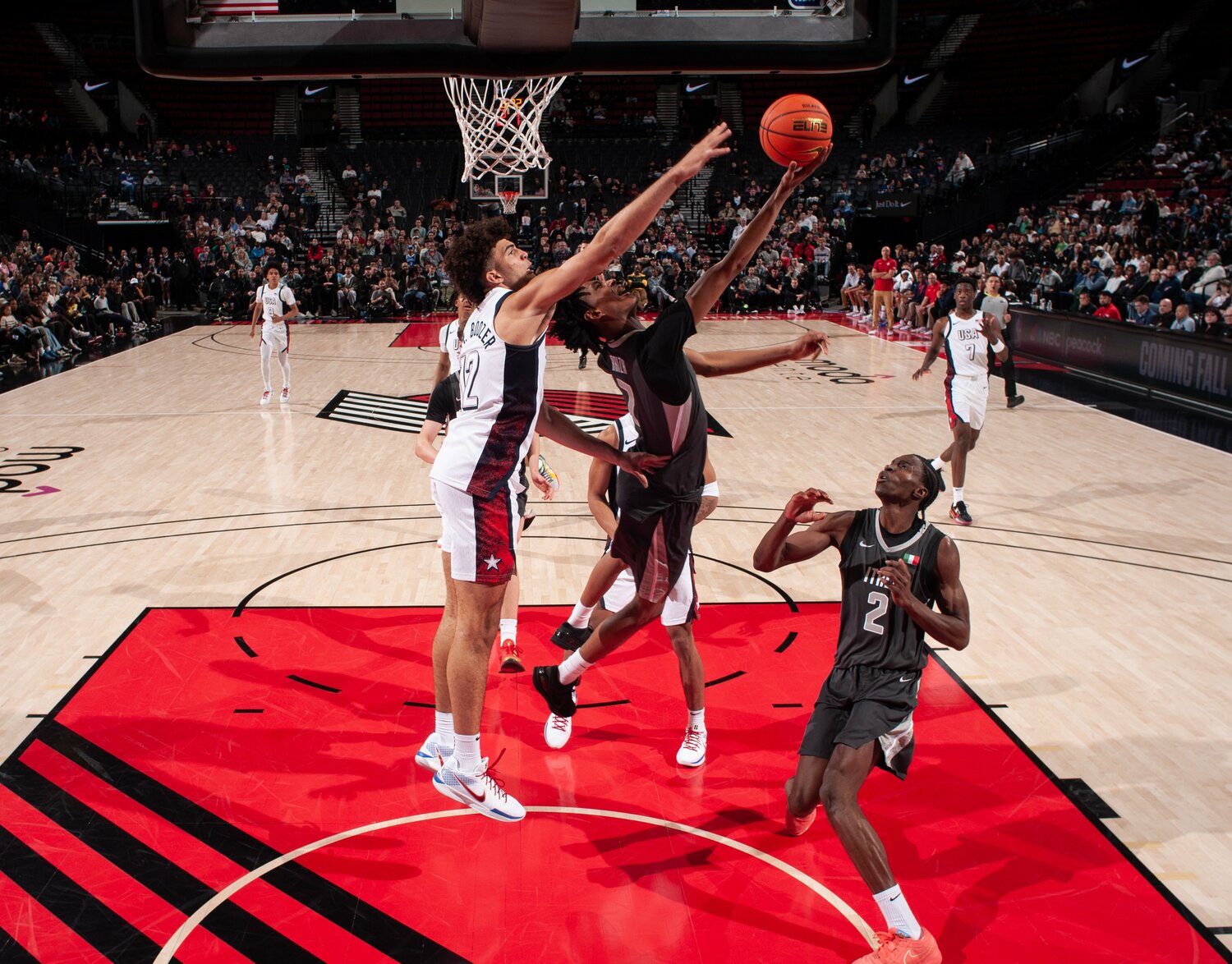 “NBA登竜門”とされるフープサミットで活躍したタージ・アリーザ(中央) ©︎Cameron Browne/NBAE via Getty Images