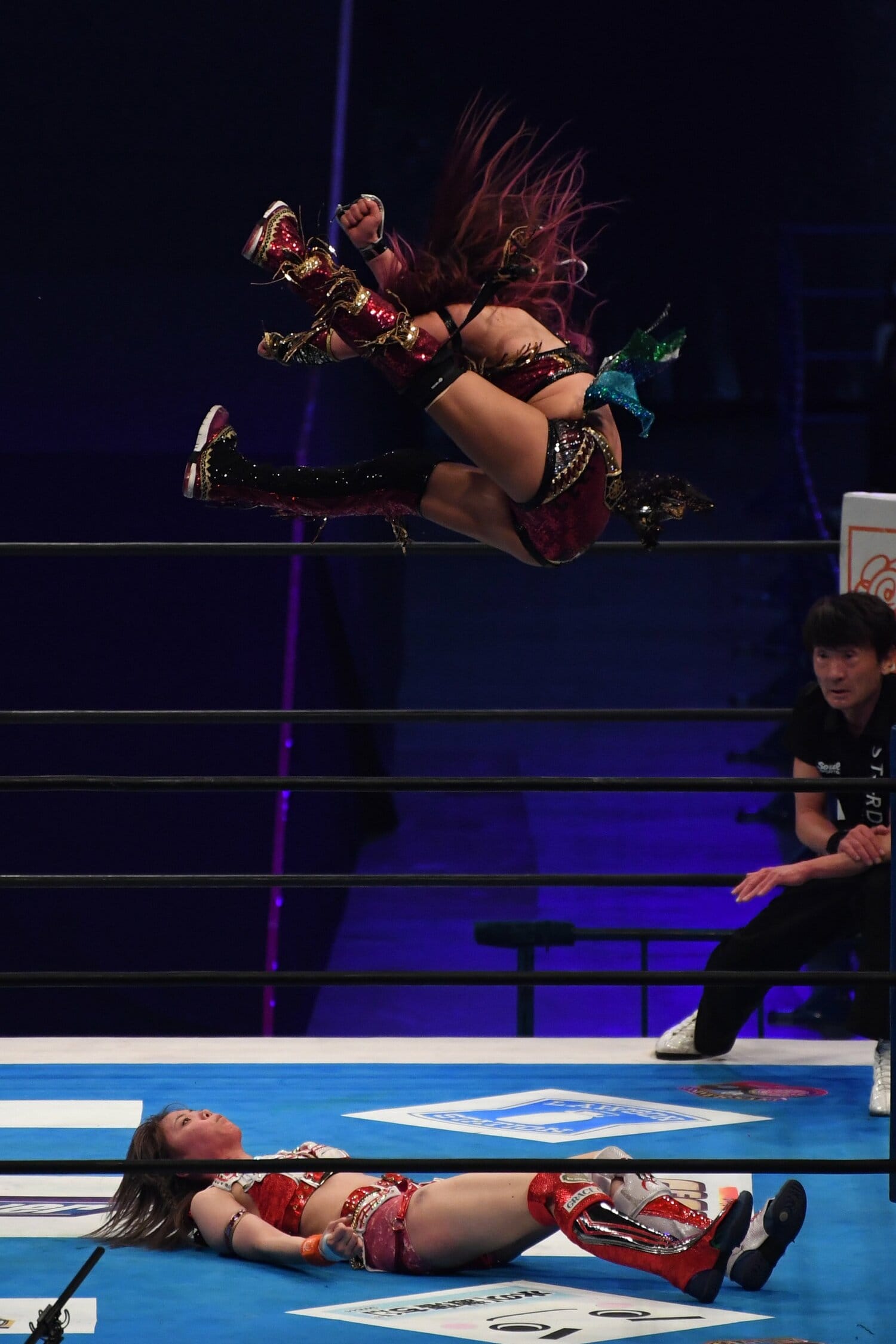 フィニッシャーとなったKAIRIのインセインエルボー