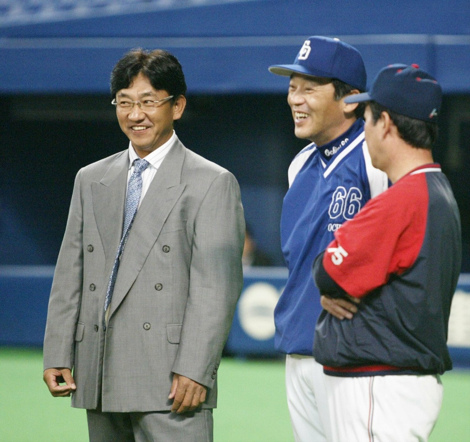 2004年10月、解説者として中日・落合監督を取材する田尾氏　©Sankei Shimbun