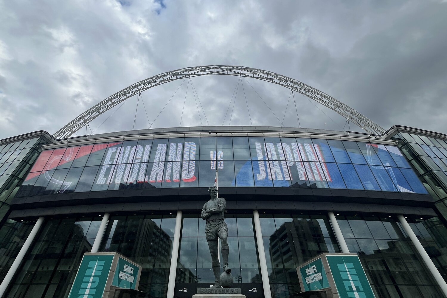 ウェンブリーのボビー・ムーア像の前で　©Masashi Hara