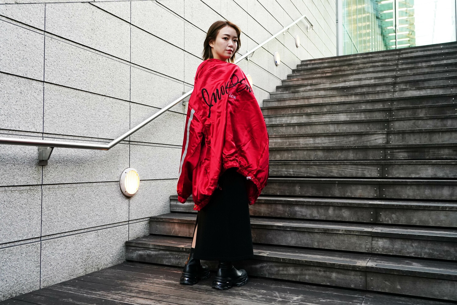 「Antonio Inoki」の文字が入った赤いウインドブレーカーを身にまとうSareee　©Essei Hara