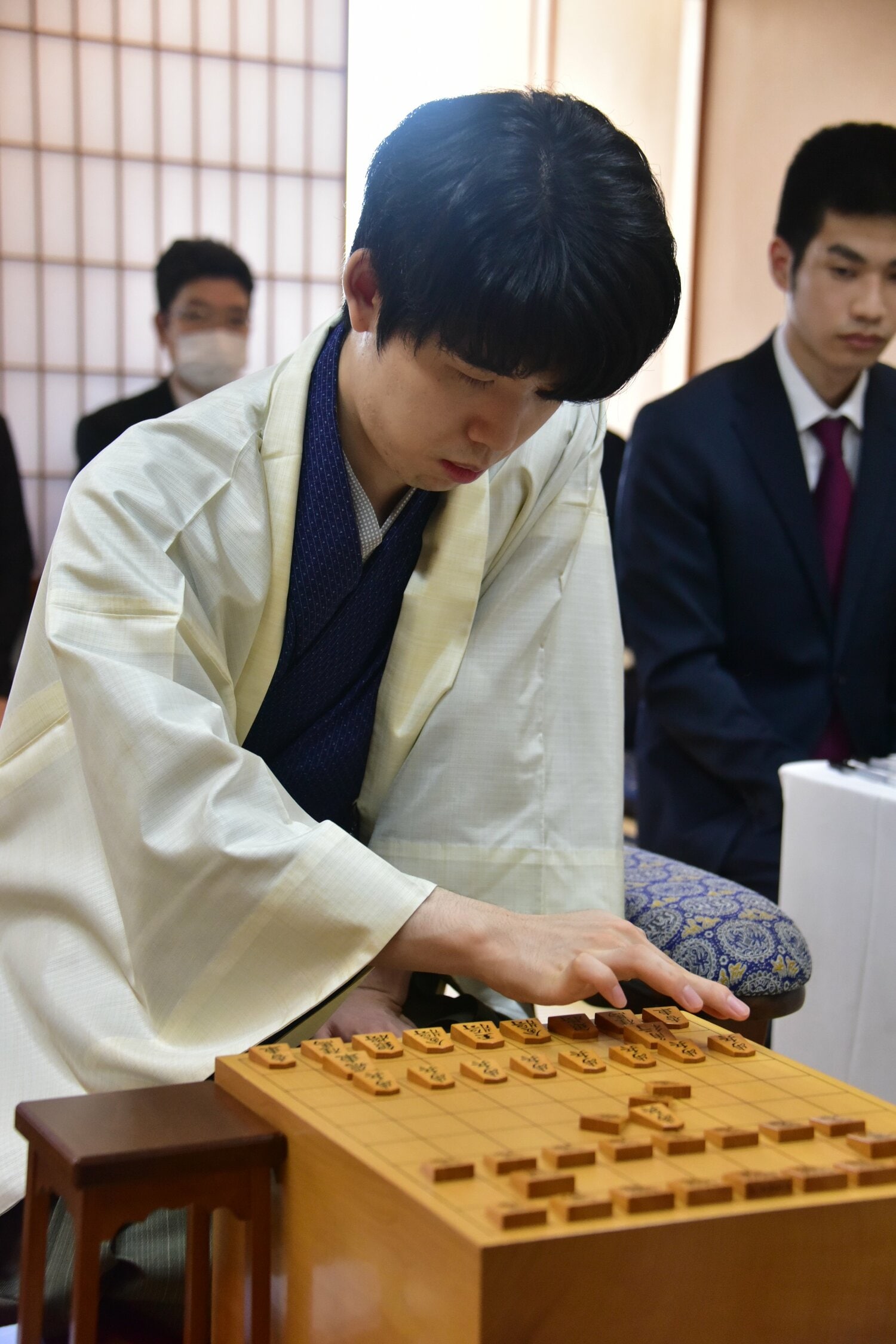 王座戦第3局の藤井　©日本将棋連盟