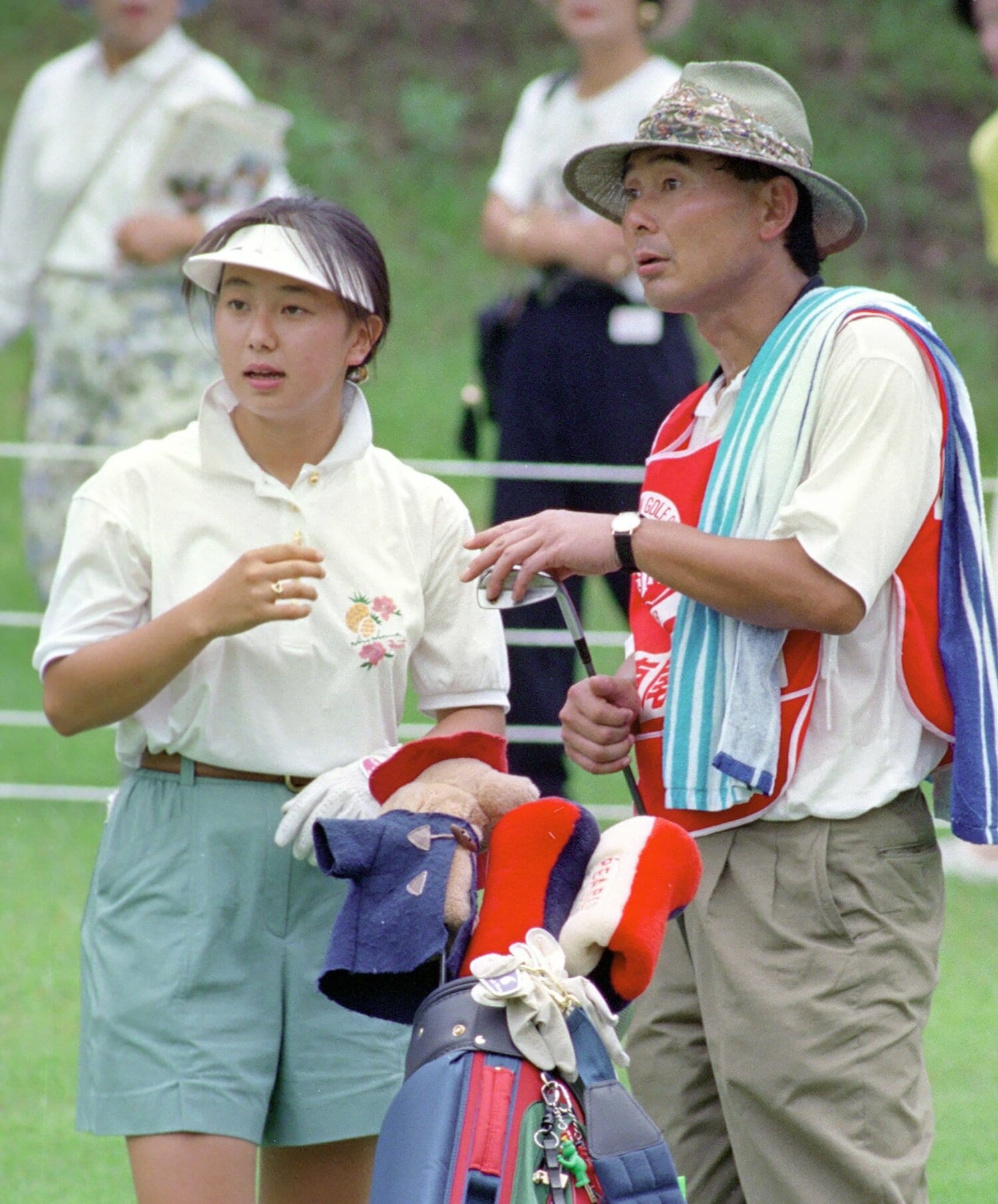 1993年日本女子オープンに出場した東尾理子（当時高校3年生）のキャディを務めた父・修　©︎KYODO