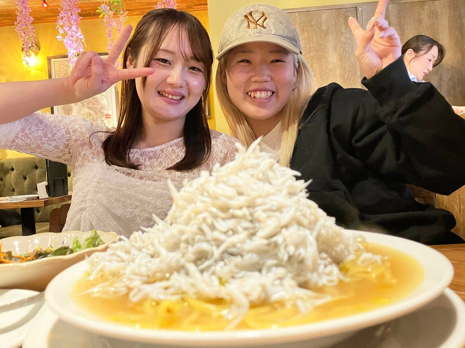 ビクトリア弓月と食事に出かけた南小桃　©Essei Hara