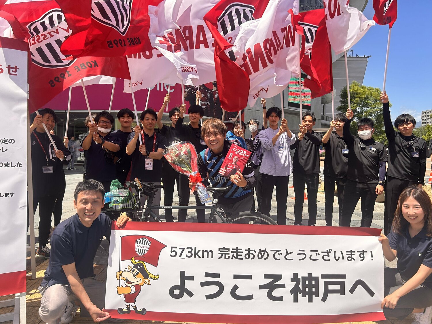 ヴィッセル神戸のスタッフによる大歓迎（小野田治矢さん提供）