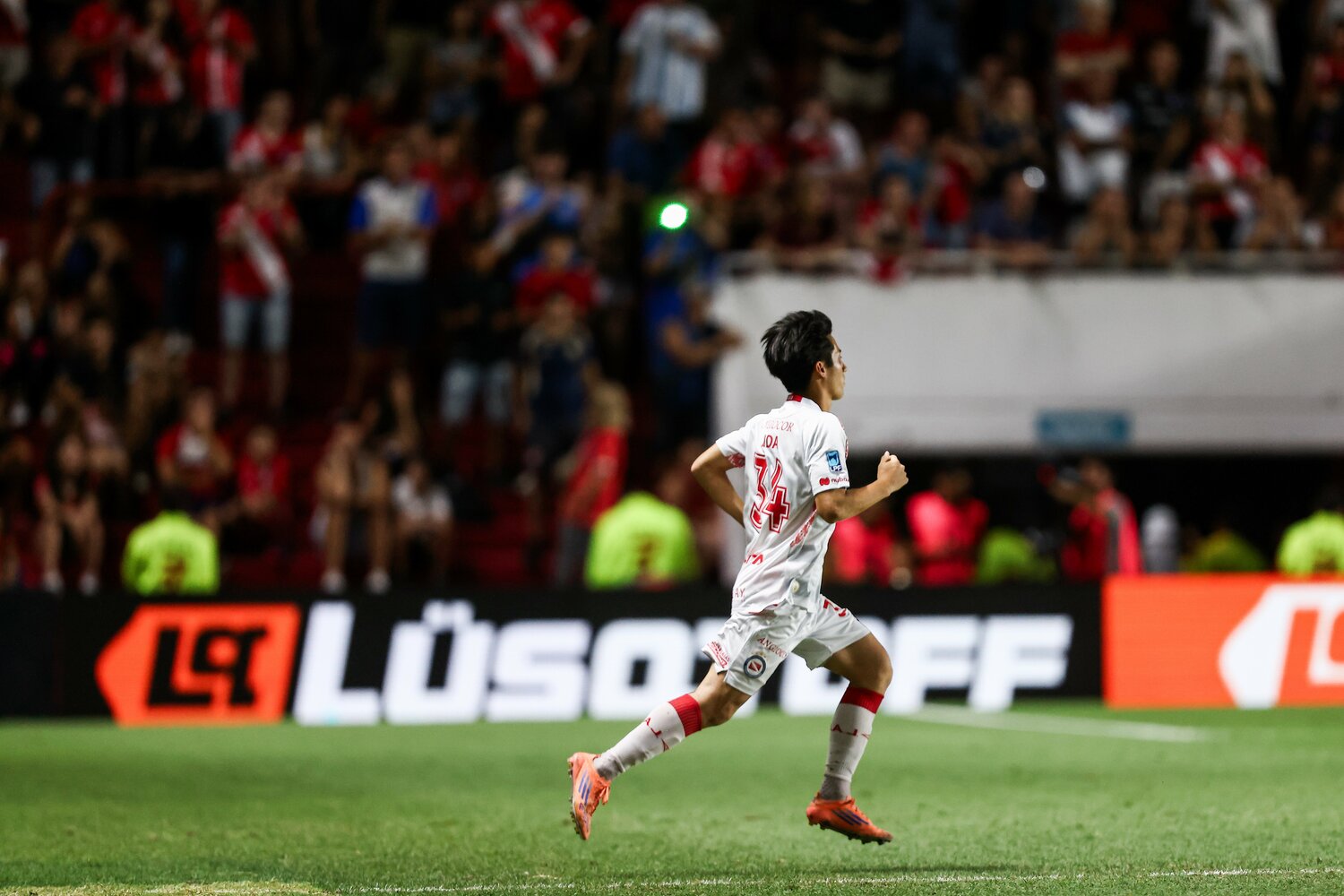 2026年1月26日、サルミエント戦で途中出場を果たした貴田遼河。勢いよくピッチに駆け出した　©︎Aaajoficial