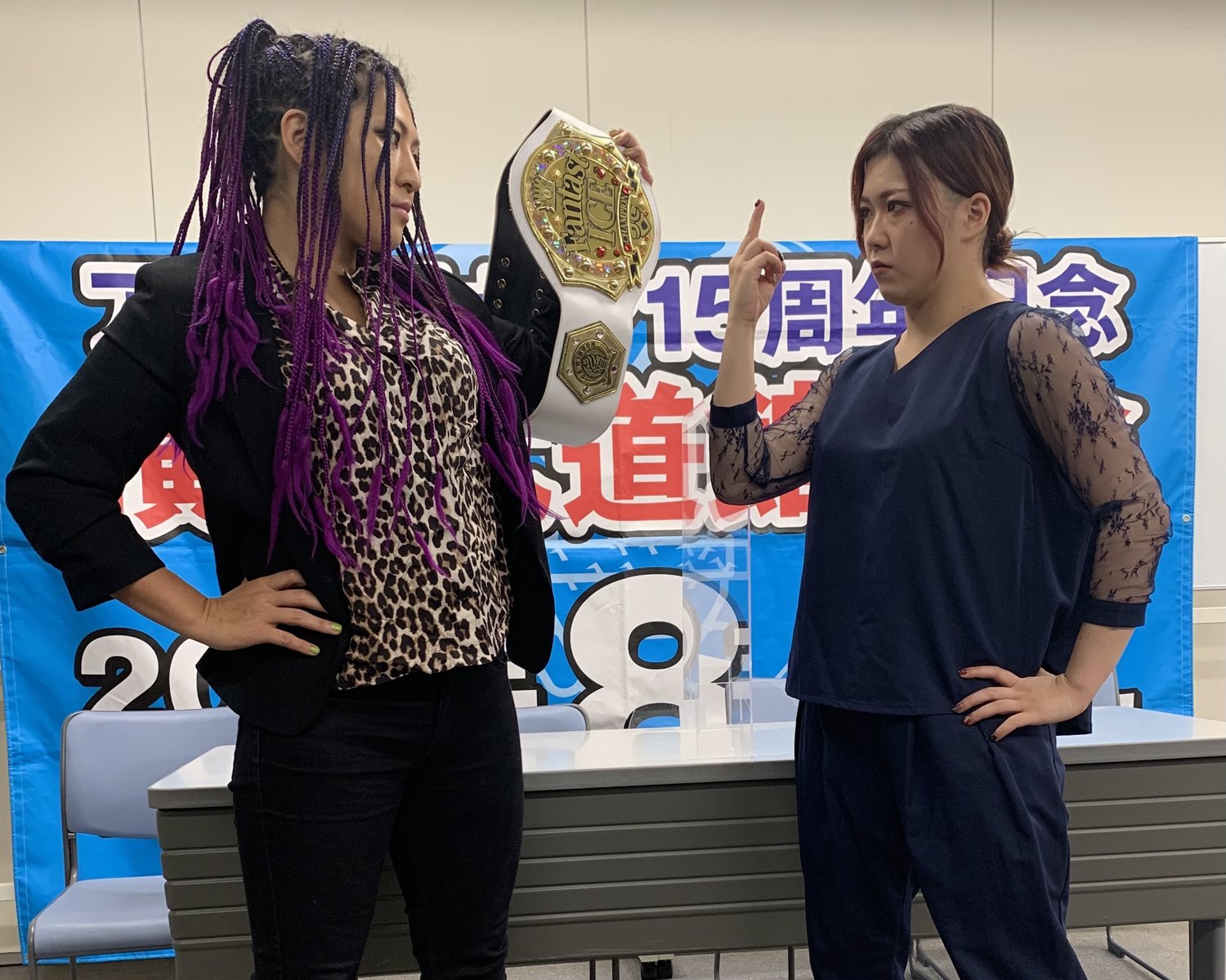 8.9横浜武道館大会で激突する山下（左）と鈴季（クリックすると「この記事の写真」に飛びます。流血等の過激な写真を含みますのでご注意ください）