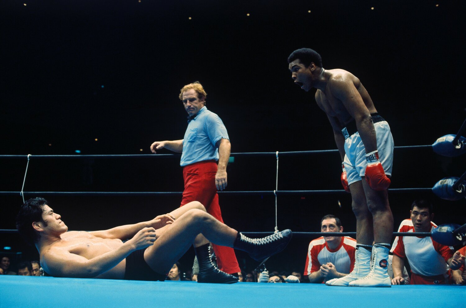 寝転がって戦うアントニオ猪木を挑発するモハメド・アリ（いわゆる猪木アリ状態）©Getty Images