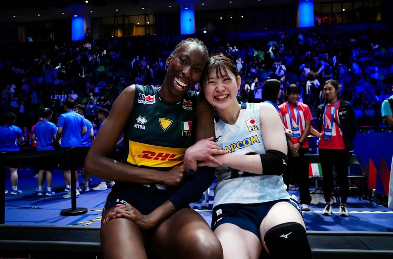 ミラノのチームメイト、パオラ・エゴヌとリベロ福留慧美　©︎Volleyball World