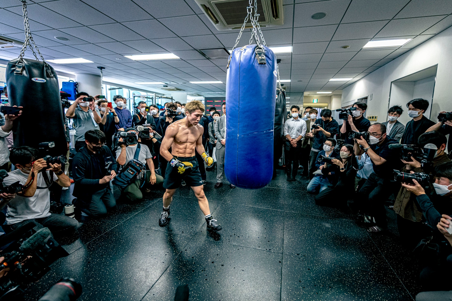 鬼気迫る井上尚弥の姿に息を呑む報道陣　©︎Takuya Sugiayma