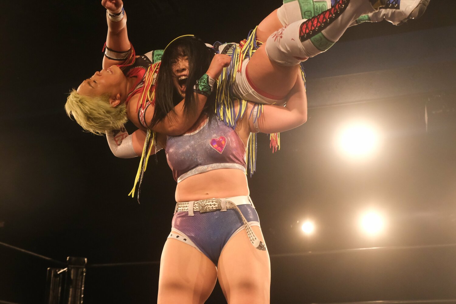 2024年1月に水波綾と対戦したちゃんよた。パワーを生かしたアルゼンチン・バックブリーカーでトップレスラーを担ぎ上げる　©Norihiro Hashimoto