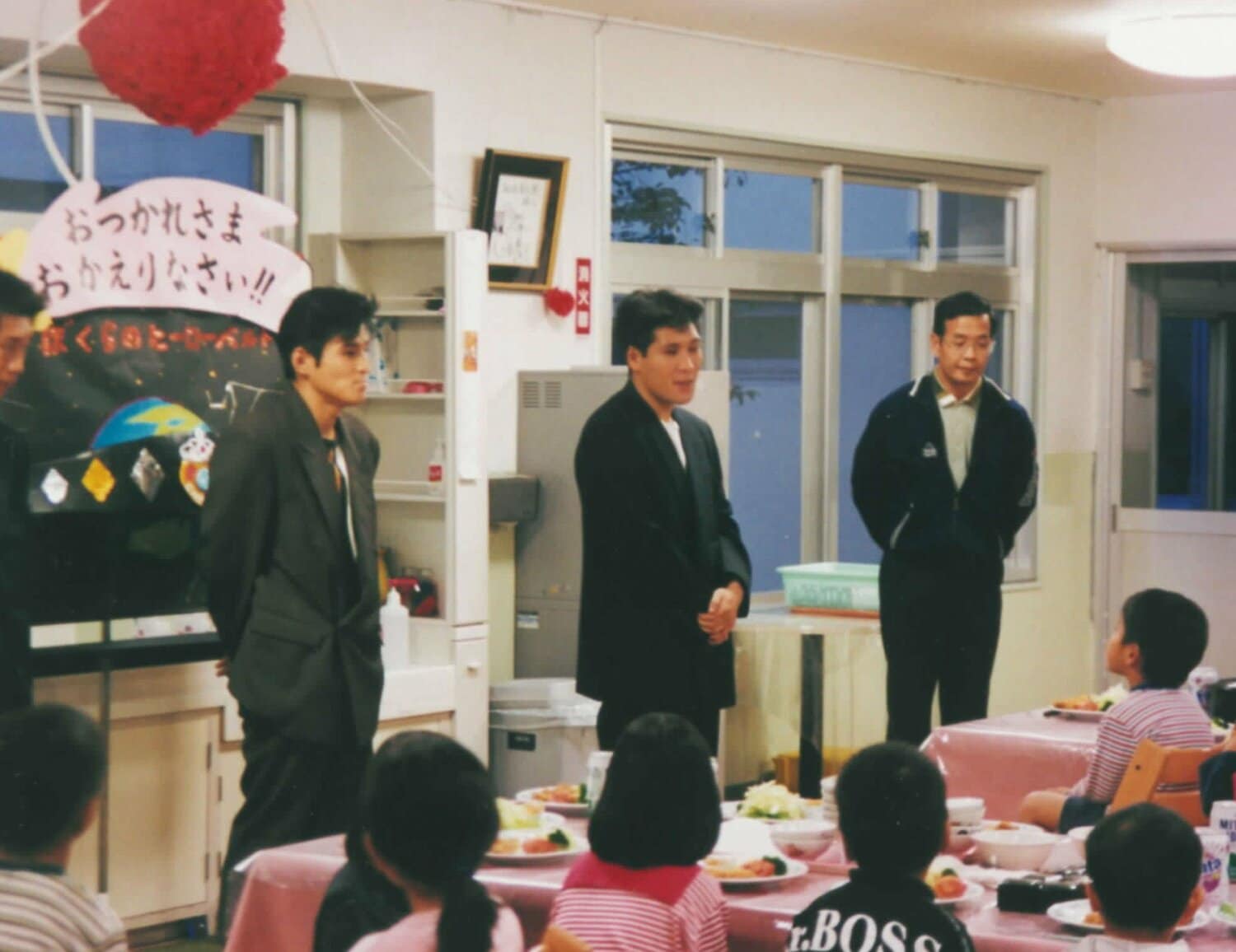 和白青松園の園生たちに挨拶する坂本博之　©Koh Tanaka