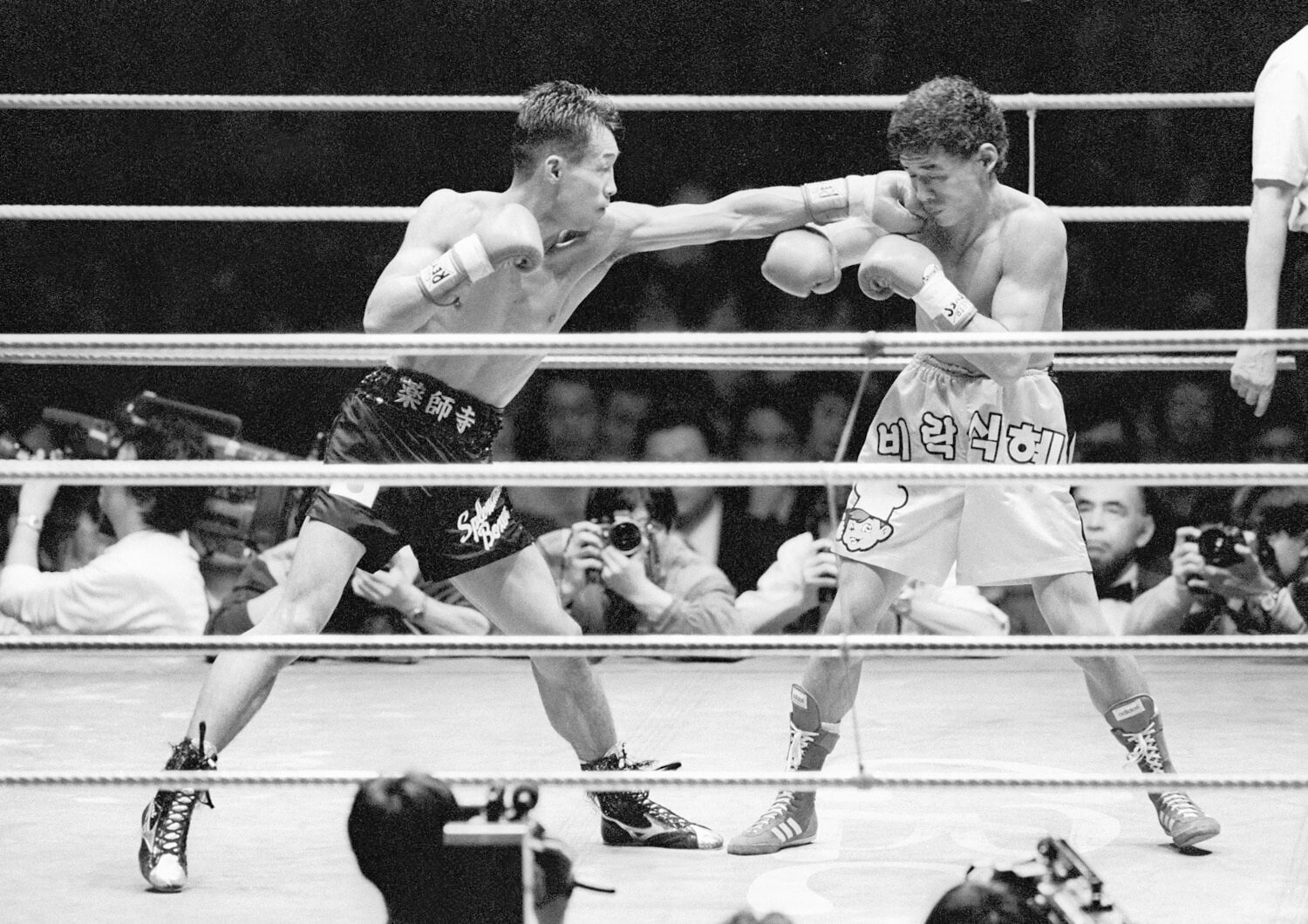 写真は1993年12月23日、王者・辺丁一（左）に2－1の僅差で判定勝ち。世界バンタム級王者になった薬師寺。試合は愛知県体育館で行われた　©JIJI PRESS