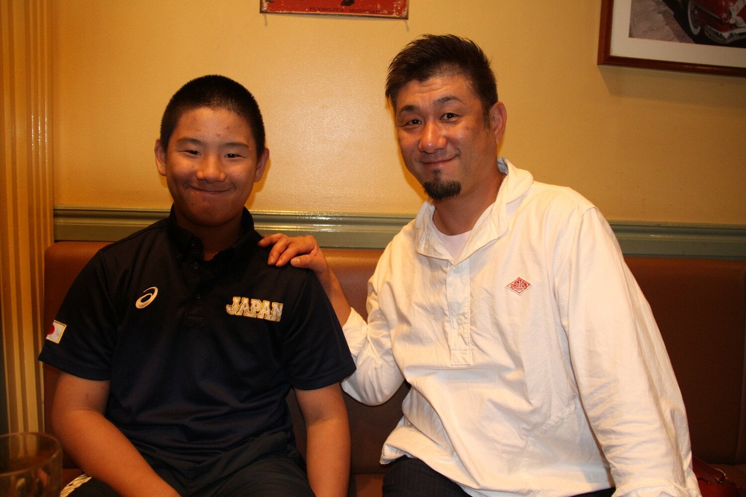 父・憲士さん（写真右）は元日南学園の投手。自らの野球留学の経験を踏まえて息子にエールを送る（写真は2017年、U-12時代に撮影）　©Yuki Kashimoto