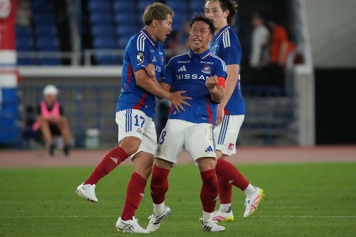 神戸戦でミドルシュートを決めたF・マリノスの喜田 ©︎Getty Images