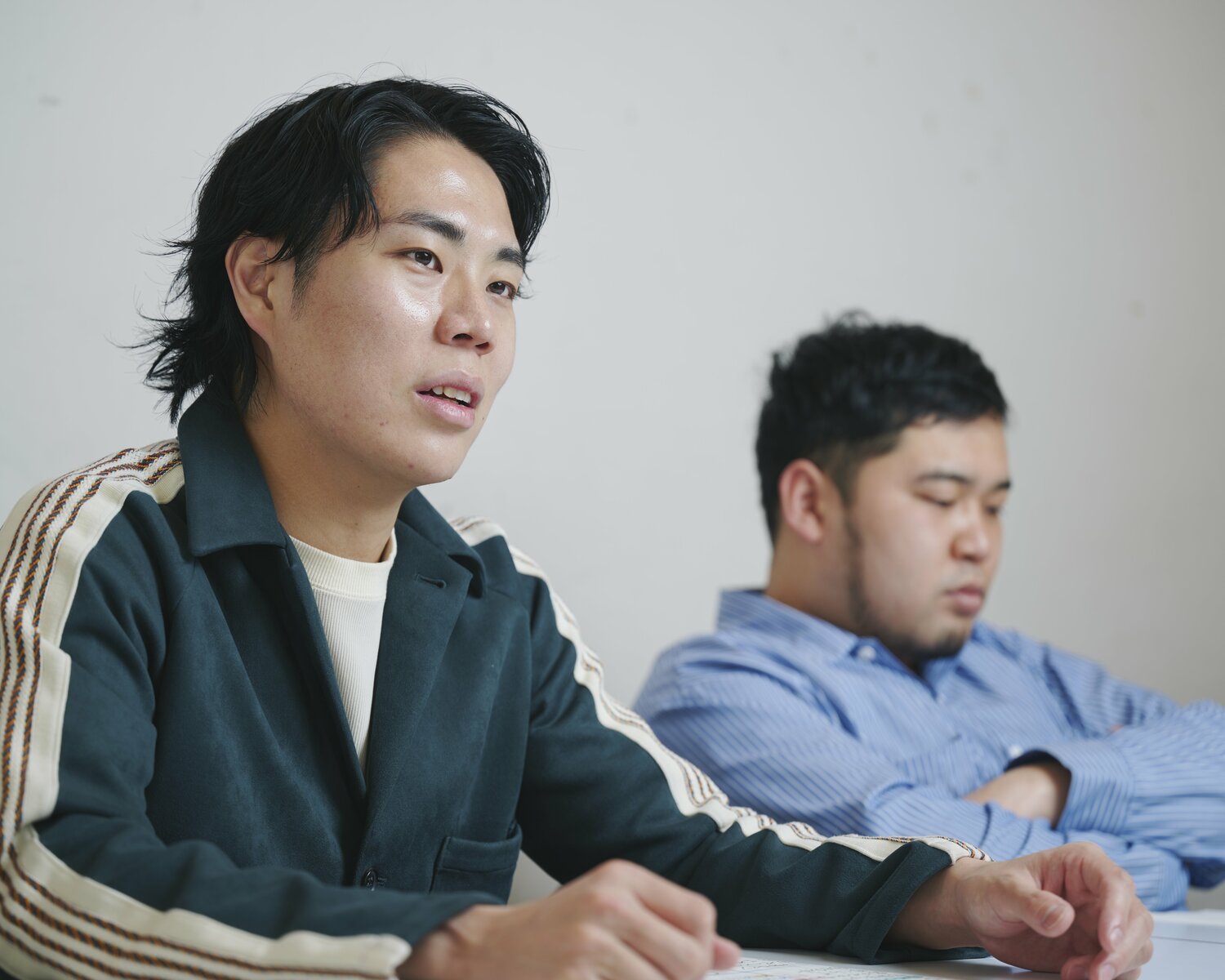 2023年M-1王者の令和ロマン。高比良くるま（29歳、左）と松井ケムリ（30歳）。結成5年8カ月、史上最速でのM-1優勝だった